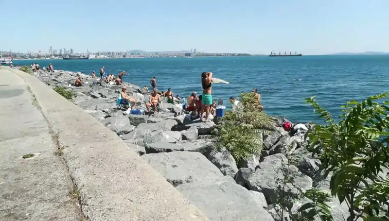 Hava Sıcaklıkları Yükseldi: İstanbullular Plajlara Akın Etti