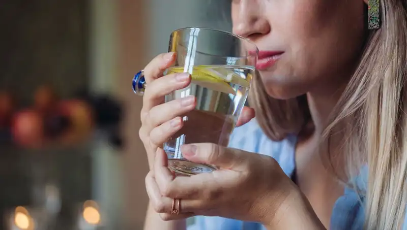 Harvardlı Uzmandan Şaşırtan İddia: Limonlu Su Gerçekten Sağlığa Faydaları Var mı?