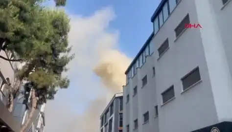 İstanbul'da 4 Katlı İş Merkezinde Yangın: Yangın Kontrol Altına Alınmaya Çalışılıyor