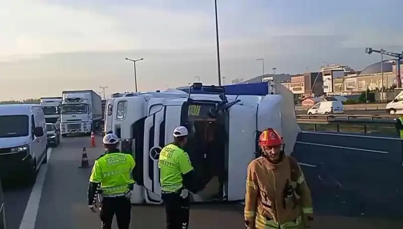 Pendik TEM Otoyolu'nda TIR Kazası: İstanbul Yönünde Trafik Felç Oldu!
