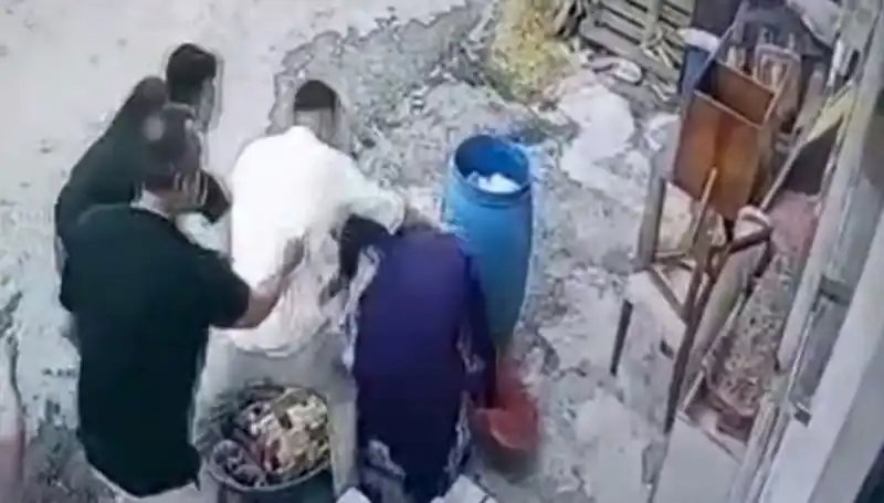 Başakşehir'de Bidon Kavgası: Baba ve Oğlu, Kadını Darbetti
