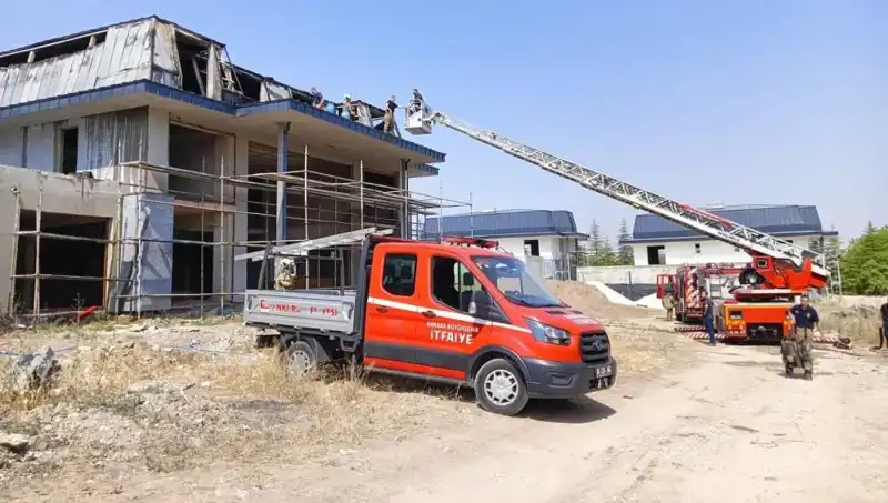 Gölbaşı'nda Villalar Yakınında Çıkan Yangın Korkuttu: İtfaiye Hızla Müdahale Etti