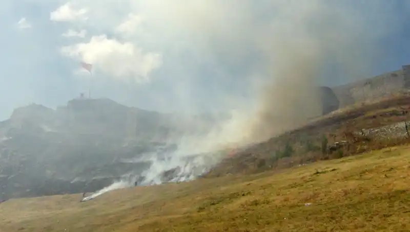 Kars Kalesi'nin Eteklerinde Yangın: Anız Yangınları Neden Bu Kadar Tehlikeli?