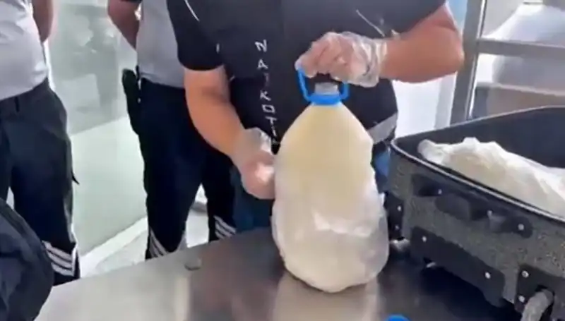 Havalimanında Süt Şişesi İçinde Yakalanan 12 Kilo 800 Gram Uyuşturucu Şok Etti